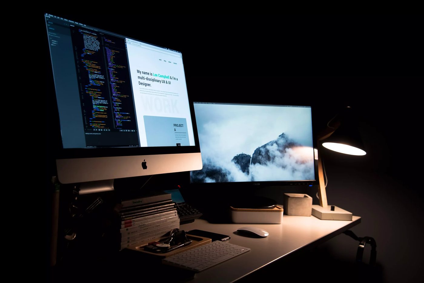Poste de travail : code et maquette de site sur écran
